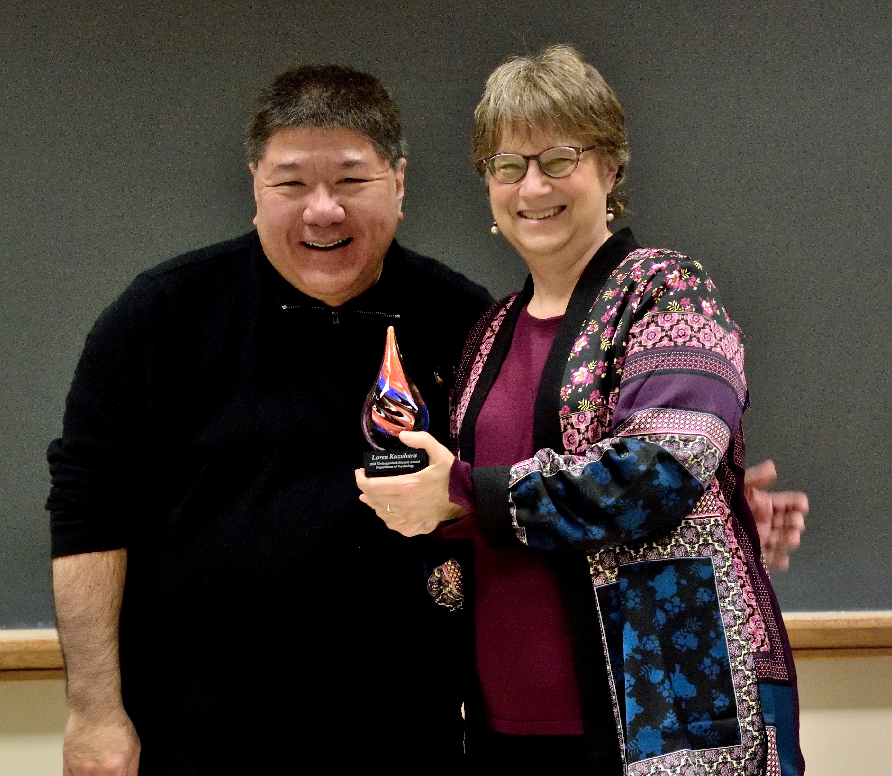 Loren Kuzuhara accepts the award from Wendy Heller, Professor & Head, Department of Psychology