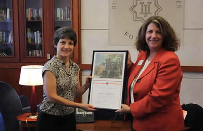 Susan Weitzman receiving UIAA Loyalty Award
